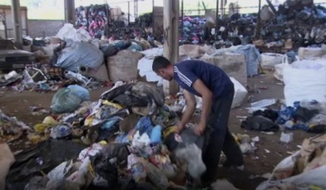 Catador de recicláveis devolve R$ 5 mil em dólares encontrados em lixo