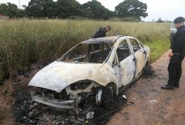 Veículo utilizado em assaltos é encontrado carbonizado em Arapiraca