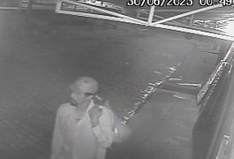 VÍDEO: Homem é flagrado furtando câmera de segurança de panificadora em Arapiraca