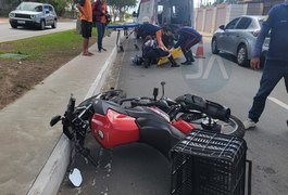 Motociclista fica ferido após passar mal e colidir em carro estacionado na Avenida Ceci Cunha, em Arapiraca