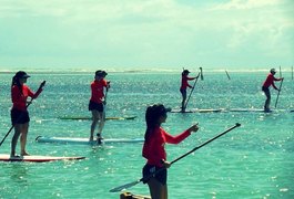 Stand Up (SUP) Paddle vira febre de verão na orla de Maceió