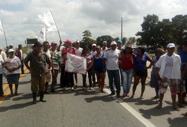 Grupo sem-terra protesta em São Miguel dos Campos por reforma agrária