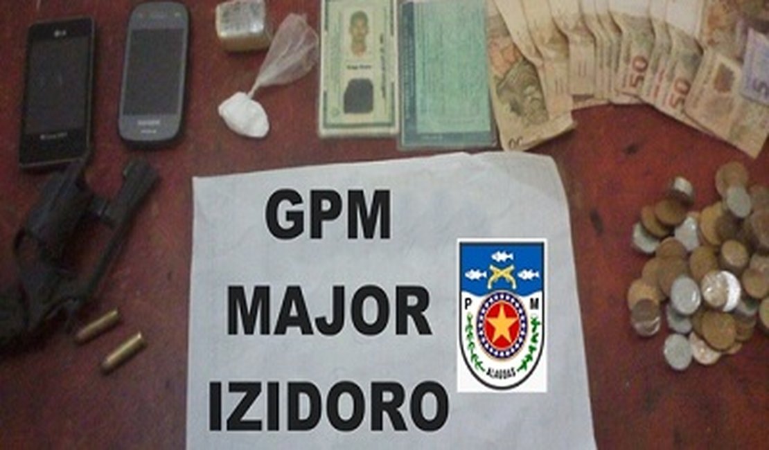 PM prende dupla com arma e drogas em Major Izidoro