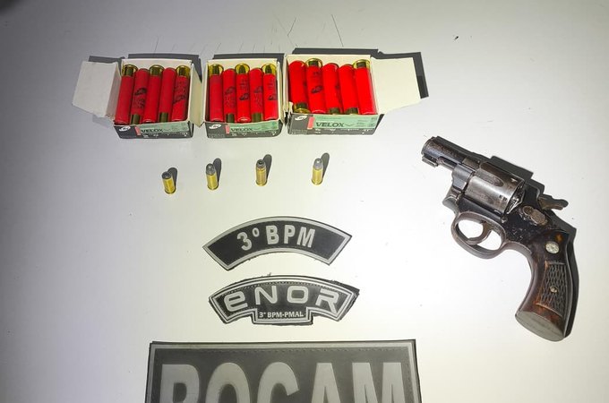 Dupla é presa ao ser flagrada com arma de fogo, no bairro Canafístula, em Arapiraca