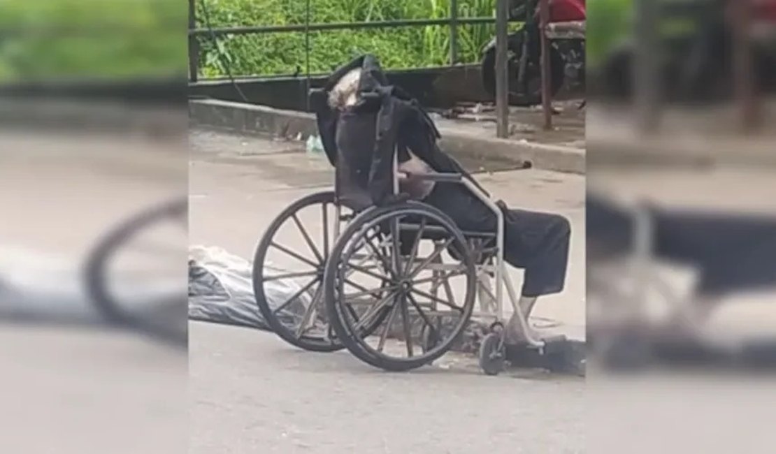 Homem carrega cadáver da própria mãe em cadeira de rodas pelas ruas do Rio de Janeiro