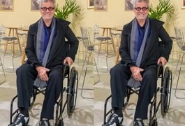 Carlinhos de Jesus explica diagnóstico que motivou o uso de cadeira de rodas