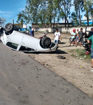 Veículo de passeio é fechado por motocicleta, condutor perde o controle e capota em avenida de Maceió