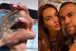 Joana Sanz posta foto de mãos dadas com Daniel Alves após saída do jogador da prisão