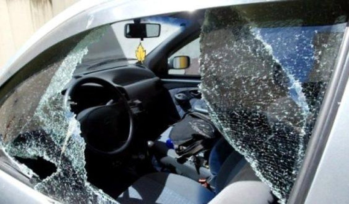 Carros são arrombados durante velório no bairro Baixa Grande, em Arapiraca