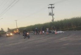 Dois jovens morrem após motocicleta colidir de frente com ônibus na AL-420, em São Miguel dos Campos