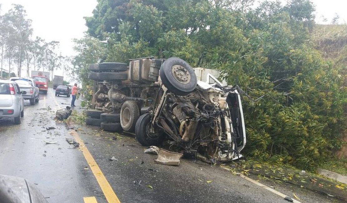 Colisão entre van e caminhão deixa feridos e um morto em União dos Palmares