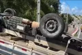 Motorista fica ferido após tombar caminhão com carga de concreto em Maceió