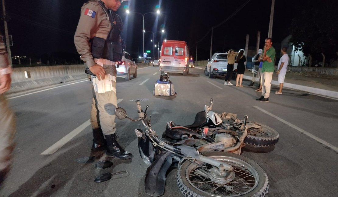 Entregador de lanches é atingido por carro com reboque durante o trabalho em Arapiraca