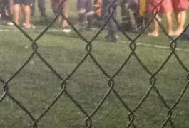 Homem passa mal jogando bola na Arena da Pajuçara, em Maceió