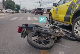 Motociclista sofre escoriações após colidir contra viatura da PM, em Arapiraca