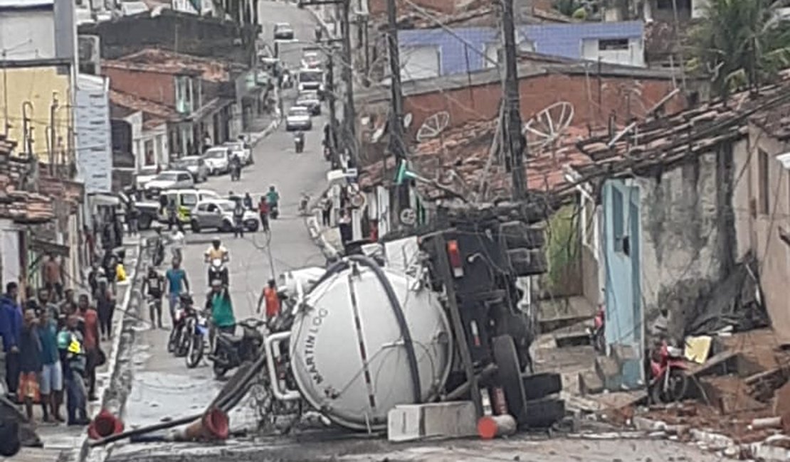 Vídeo. Acidente com caminhão pipa deixa um morto e dois feridos, em São Miguel dos Campos