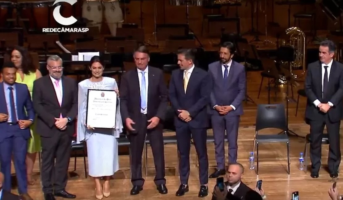 Após polêmica, Michelle Bolsonaro recebe homenagem no Theatro Municipal