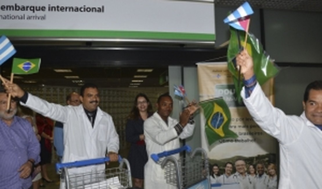 Médicos cubanos pedem respeito e dizem que vêm trabalhar para o povo brasileiro