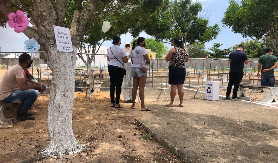 Vídeo. Vítimas da Covid-19 em Arapiraca são homenageadas com pétalas de rosas lançadas do céu