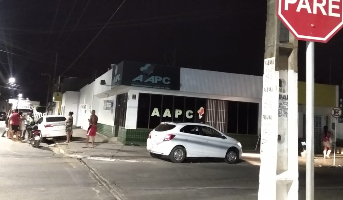 Motorista avança sinalização e colide em carro no Centro de Arapiraca
