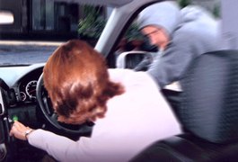 Mulher tem carro roubado e criminoso deixa motocicleta no local do assalto