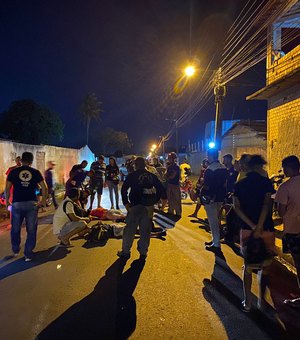 Colisão entre ciclomotor com farol apagado e bicicleta deixa duas pessoas feridas, em Arapiraca