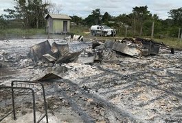 Aluno de 14 anos incendeia escola após professor reclamar sobre atraso