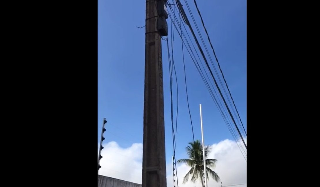 Câmera de segurança flagra homem furtando cabos de internet, em Arapiraca; assista