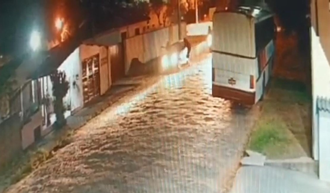 VÍDEO: Câmera registra assassinato de grávida e marido na frente dos filhos por bandidos armados no RS