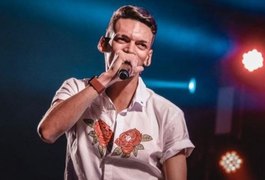 Ex-namorada de Devinho Novaes consegue medida protetiva contra o cantor