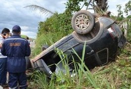 Jovem morre e dois ficam feridos após capotamento de automóvel na BR 101