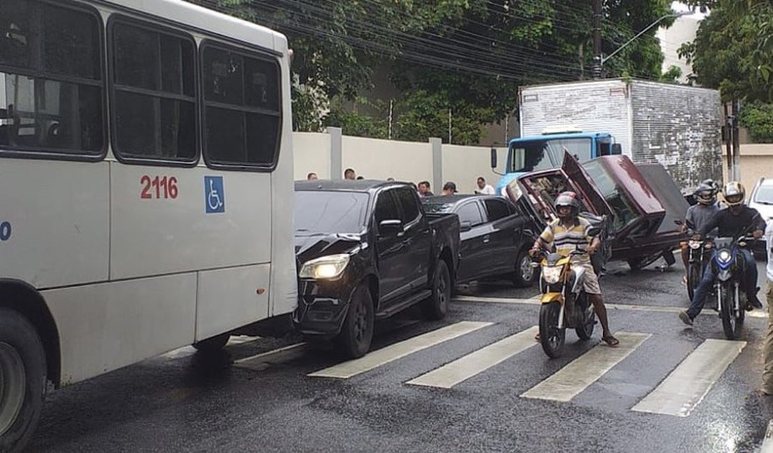 Acidente envolvendo cinco veículos deixa trânsito lento em Maceió