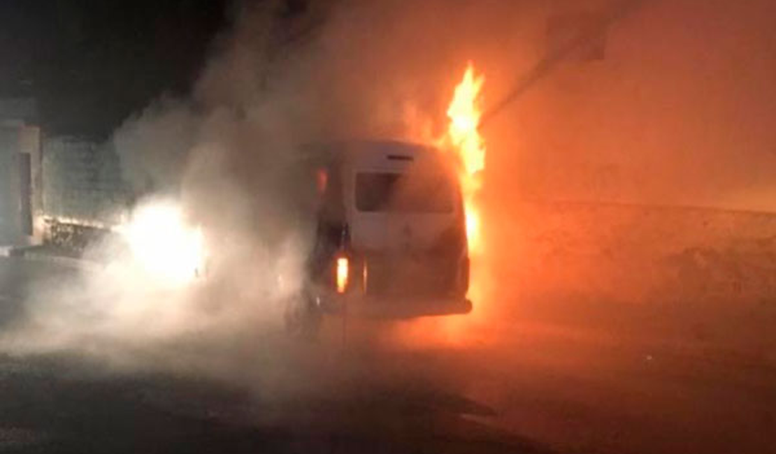 Kombi pega fogo e assusta moradores no interior de Alagoas
