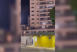 Casal faz sexo da janela de apartamento com vista para estádio de futebol