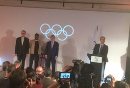Pelé recebe do presidente do COI homenagem por serviços prestados