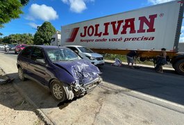 Motorista fica gravemente ferido ao atingir carreta na AL-110, em Arapiraca