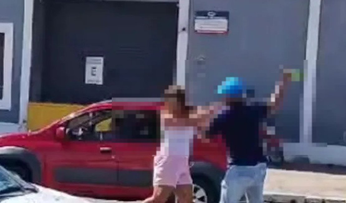 VÍDEO: Homem gera revolta na população ao agredir mulher com garrafa de cerveja em Maceió