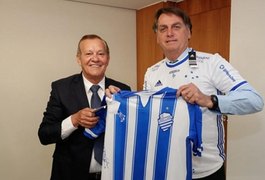 Em Brasília, presidente do CSA tem camisa do clube autografada por Bolsonaro