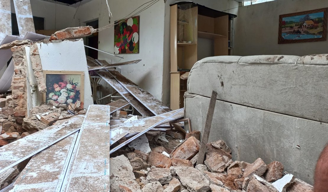 Residência desaba sobre família que estava dormindo, em Palmeira dos Índios