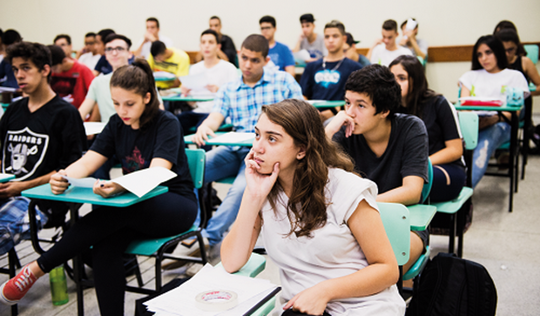 Maioria no ensino médio tem nível insuficiente em português e matemática, revela Saeb