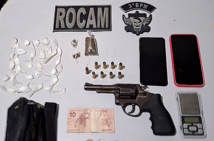 PM realiza prisão de jovens e apreende drogas e revólver no bairro Brasília