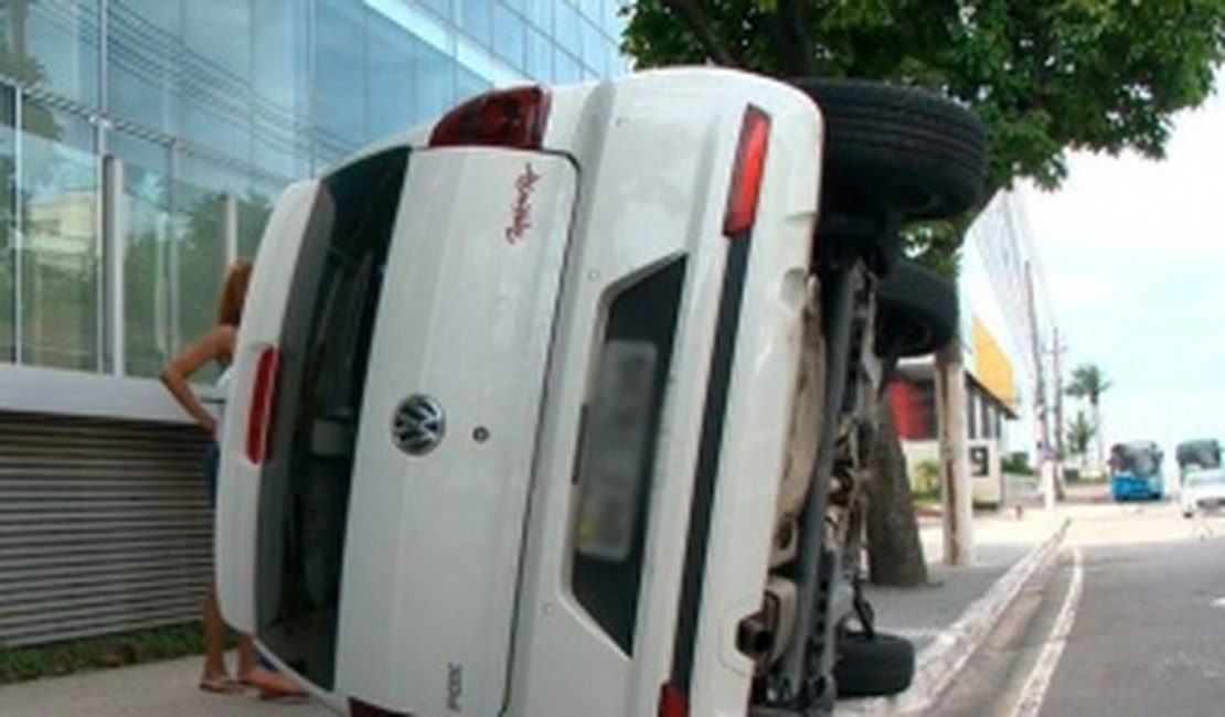 Veículo capota várias vezes durante briga de casal