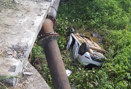 Veículo de passeio despenca de ponte e deixa cinco pessoas feridas, em Satuba