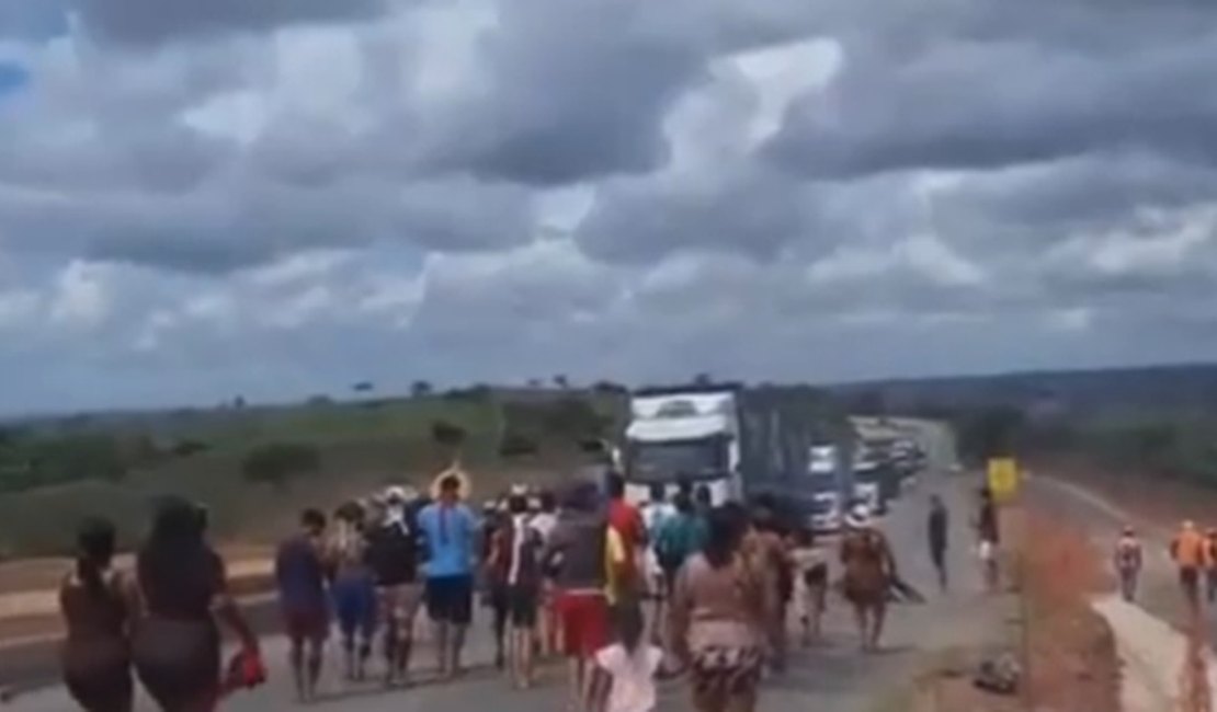 Indígenas da Aldeia Karapotó Plaki-ô fecham trecho da BR-101, em São Sebastião
