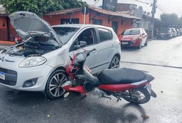 Colisão entre carro e moto deixa motociclista ferido em Arapiraca