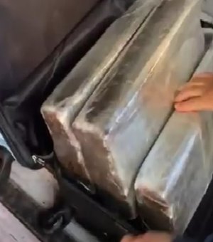 Mulher é presa com mais de 21 kg de maconha dentro de mala em São Sebastião, AL