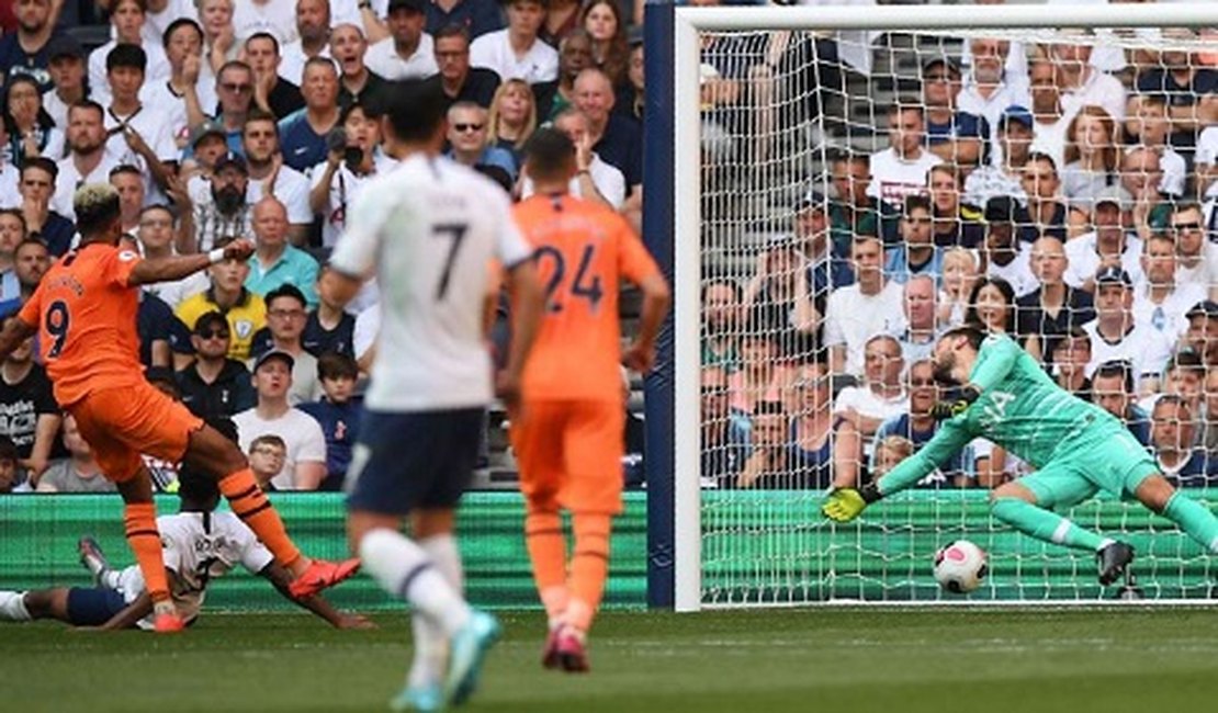 Com gol de brasileiro e polêmica, Newcastle surpreende e vence Tottenham em Londres