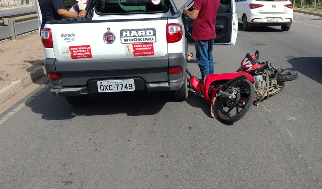 Colisão de carro em moto deixa mulheres feridas na AL 220, em Arapiraca