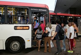 Menina de 13 anos tenta assaltar ônibus e esfaqueia motorista no DF