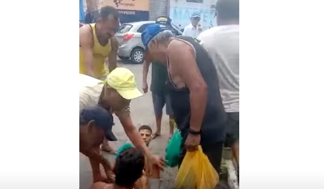Vídeo mostra dois homens em vias de fato na feira livre da Rua São Paulo, em Arapiraca